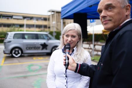 Sandra Županec, direktorica Carthago d.o.o.-Sprejem kolesarjev na Zmagovalni turi za dober namen v Domžalah, foto: Jure Gubanc/Občina Domžale